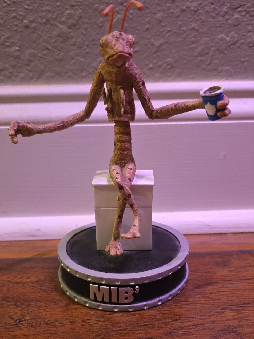 Men In Black, Collectible Brown Alien Figurine with Coffee Cup - MIB³ Display
